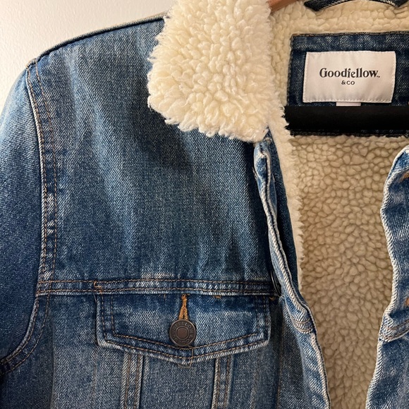 Men’s Faux Shearling Lined Trucker Jean Jacket - Picture 3 of 6